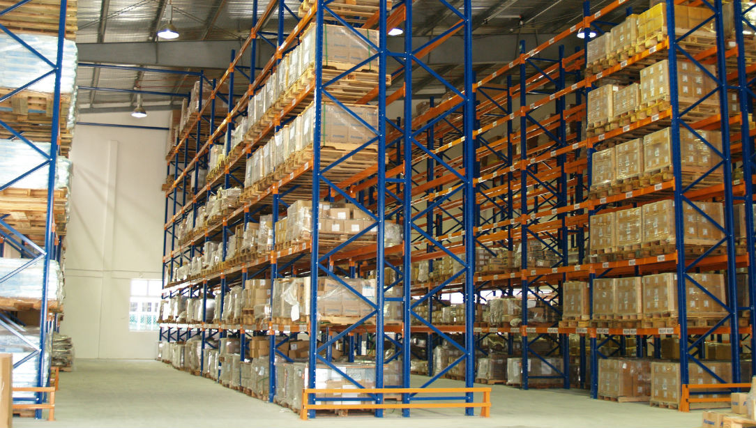 Image of a neat and organized warehouse with the use of Selective Pallet Racking. 